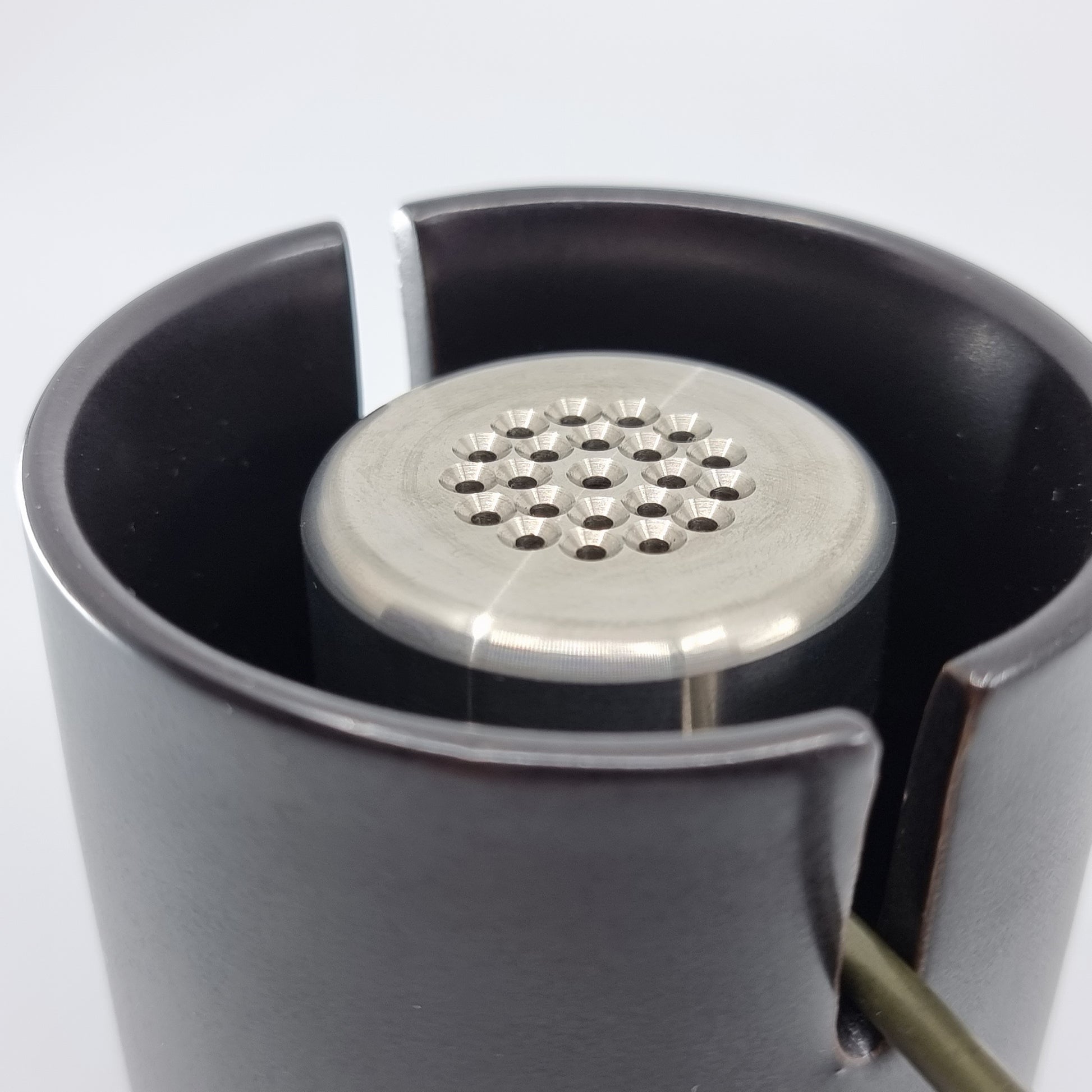 Suet Jade Porcelain Stand by QaromaShop